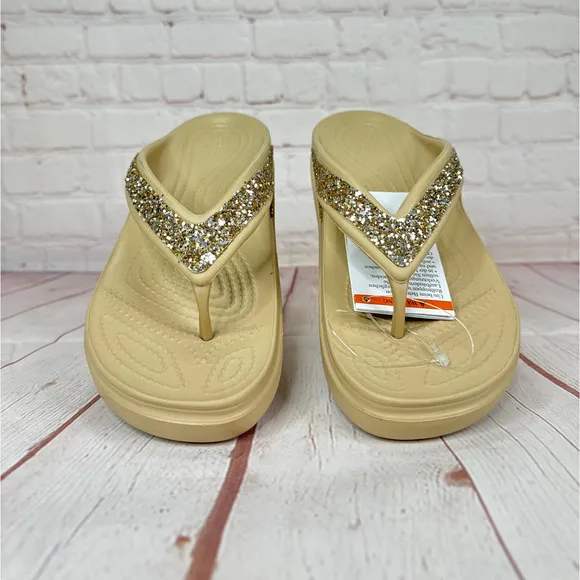 Crocs Sloane Glitter Chai/Gold Wedge Flip Flop Sandals Women’s Sz 8 (207665-2J2)