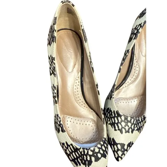 Dexflex Comfort Ivory Black Point Toe Kitten Heels Pumps Size 7 1/2 Pre-Own EUC