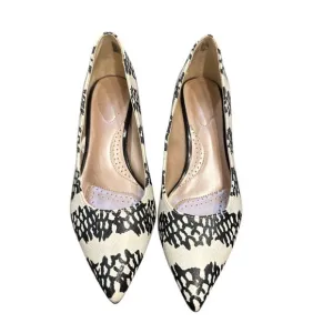 Dexflex Comfort Ivory Black Point Toe Kitten Heels Pumps Size 7 1/2 Pre-Own EUC