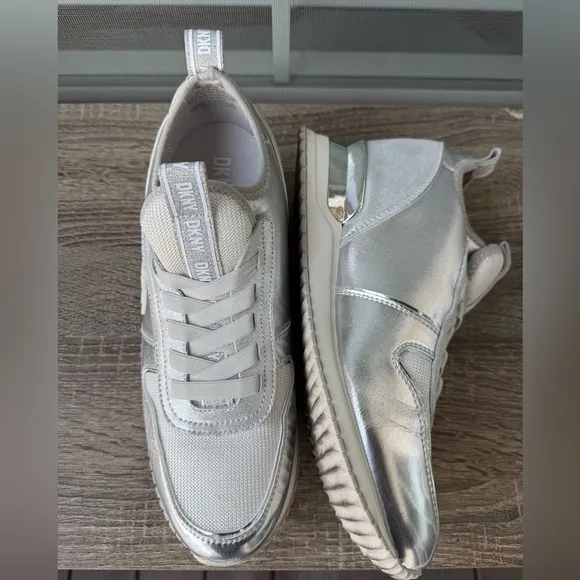 DKNY Womens Silver Logo Sabatini Round Toe Slip On Athletic Sneakers Shoes Sz 10