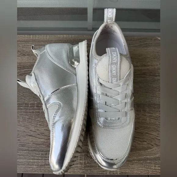 DKNY Womens Silver Logo Sabatini Round Toe Slip On Athletic Sneakers Shoes Sz 10