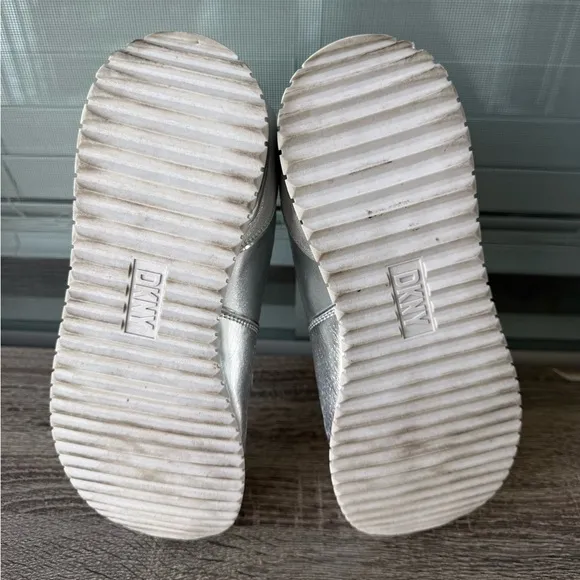 DKNY Womens Silver Logo Sabatini Round Toe Slip On Athletic Sneakers Shoes Sz 10