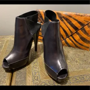 Donna Karan shoes size 5 heals booties Cut out leather