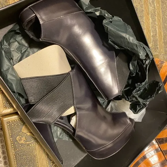 Donna Karan shoes size 5 heals booties Cut out leather