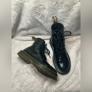 DR MARTENS BLACK GLITTER LUANA PATENT LEATHER COMBAT STYLE BOOTS SHOES WOMENS 7