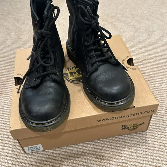 DR MARTENS  KIDS SHOES SIZE 2