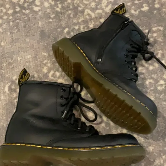 DR MARTENS  KIDS SHOES SIZE 2