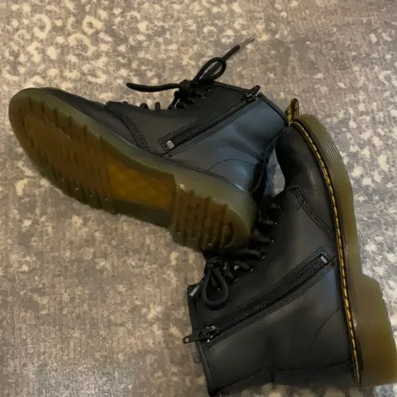 DR MARTENS  KIDS SHOES SIZE 2