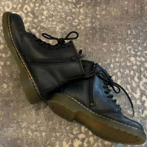 DR MARTENS  KIDS SHOES SIZE 2