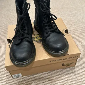 DR MARTENS  KIDS SHOES SIZE 2