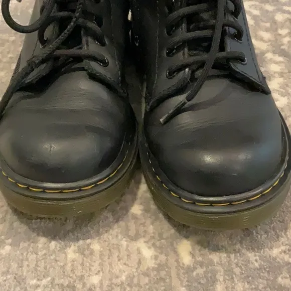 DR MARTENS  KIDS SHOES SIZE 2
