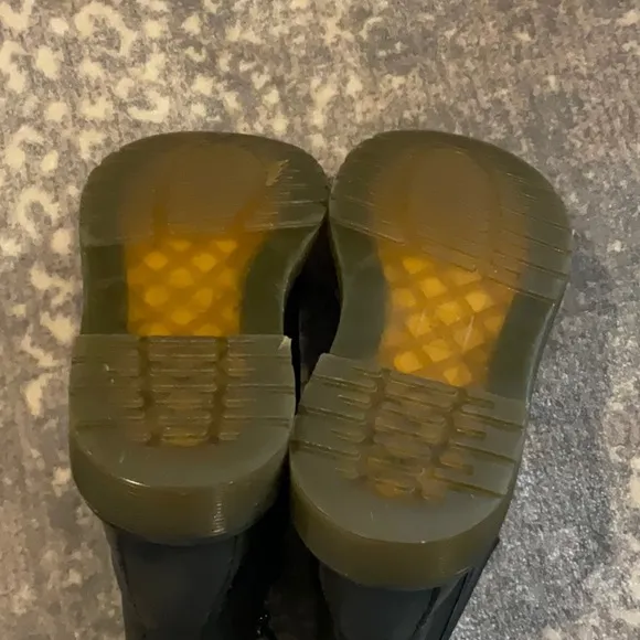 DR MARTENS  KIDS SHOES SIZE 2