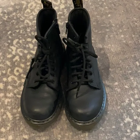 DR MARTENS  KIDS SHOES SIZE 2