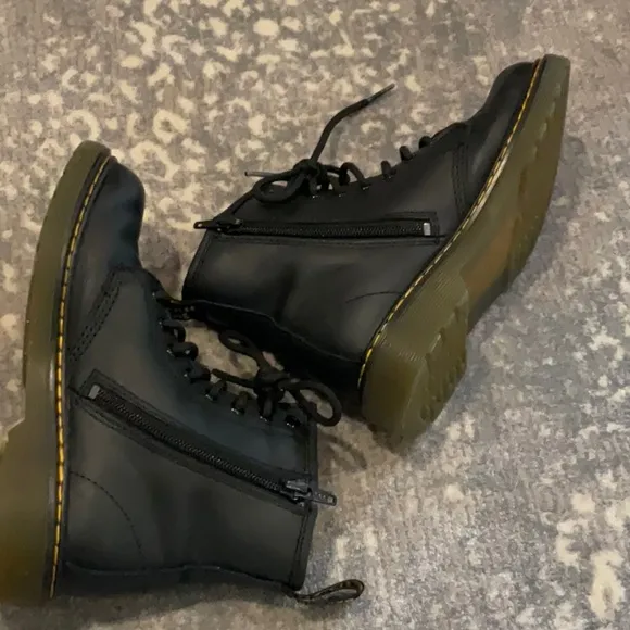 DR MARTENS  KIDS SHOES SIZE 2