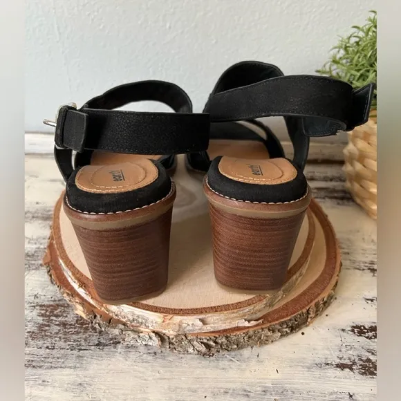 Earth Leather Chunky Stacked Heel Black Round Open Toe Sandals Size 9.5 NWOB
