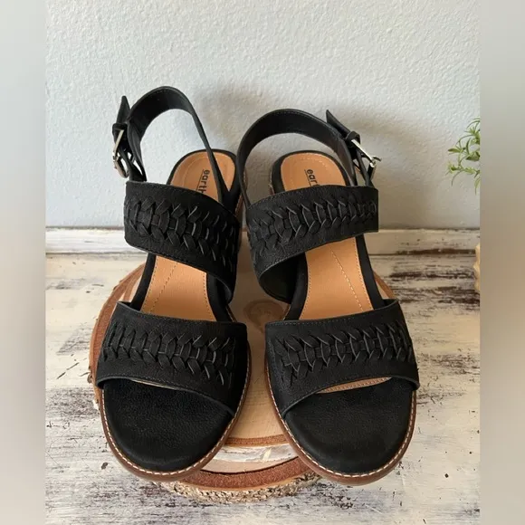 Earth Leather Chunky Stacked Heel Black Round Open Toe Sandals Size 9.5 NWOB