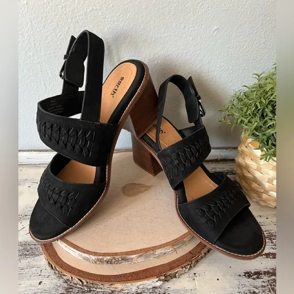 Earth Leather Chunky Stacked Heel Black Round Open Toe Sandals Size 9.5 NWOB