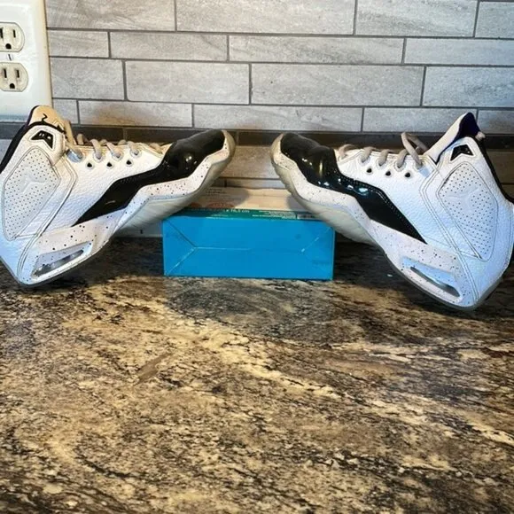 EC Jordan B'Loyal Boys' Basketball Shoes Size 4Y Black/White/Purple