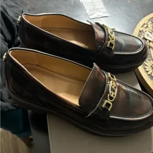 Elegant Brown and Gold Flats for Every Occasion