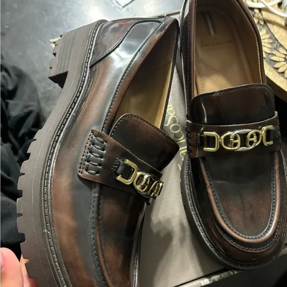 Elegant Brown and Gold Flats for Every Occasion