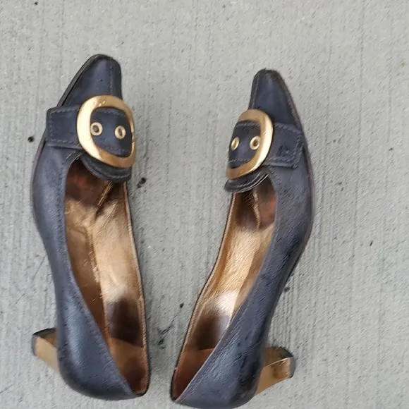 Elegant Prada Black and Gold Women's Shoes Leather Pumps