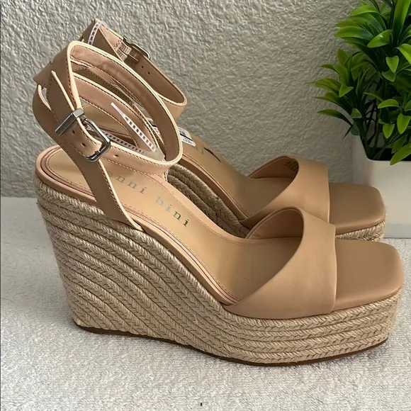 Elegant Tan Wedge Sandals Gianni Bini