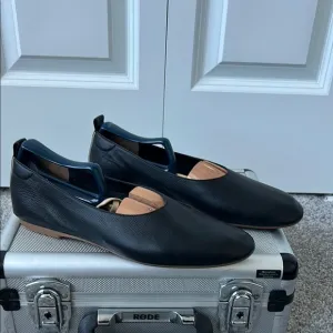 Everlane‎ Elegant Black Leather Women's Flats. The Day Glove.