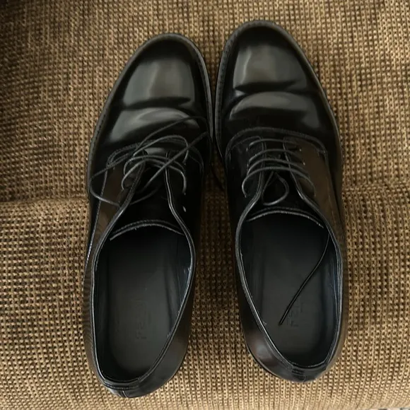 Fendi Mens dress shoes. US 7.5 in excellent condition.