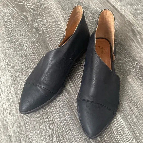 Free People Royele Black Leather Cutouts Modern Structure Flat shoes sz 6 NWOT
