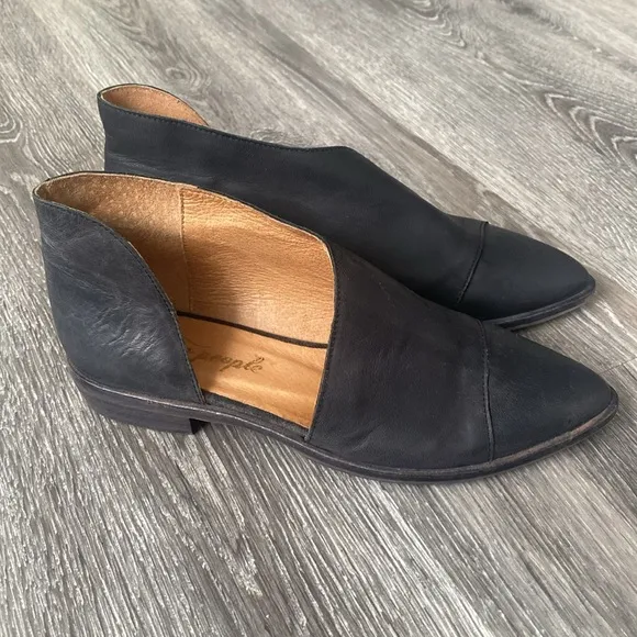 Free People Royele Black Leather Cutouts Modern Structure Flat shoes sz 6 NWOT