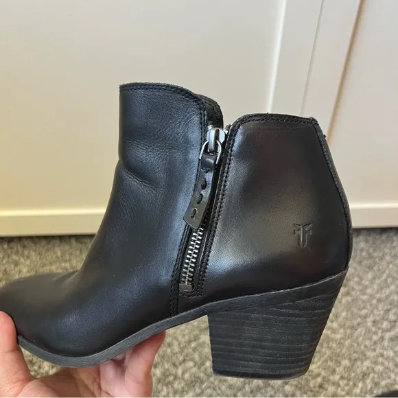 Frye Women’s Judith‎ Black Leather Zip Booties Boots Size 8