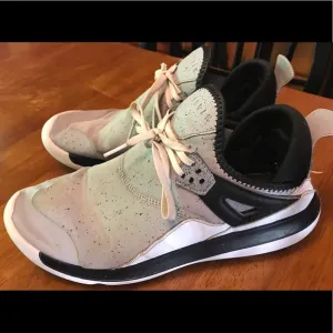 GUC Jordan Flight shoes size 7Y gray/black