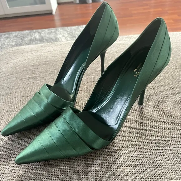 GUCCI Green Satin Pleated Pumps