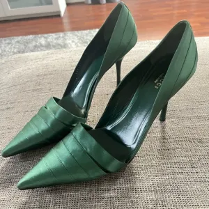 GUCCI Green Satin Pleated Pumps