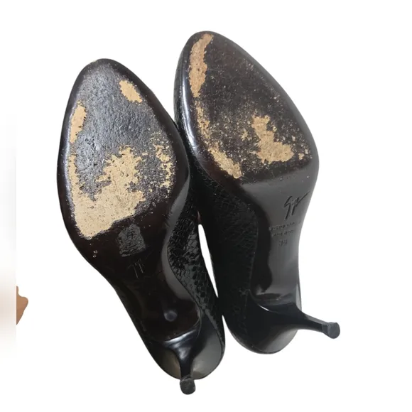 Guiseppe Zanotti Elegant Black Snake Round Toe Pumps Size 38