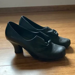 Hotter Shoes Black Leather Retro Inspired Pumps, Size 6.5