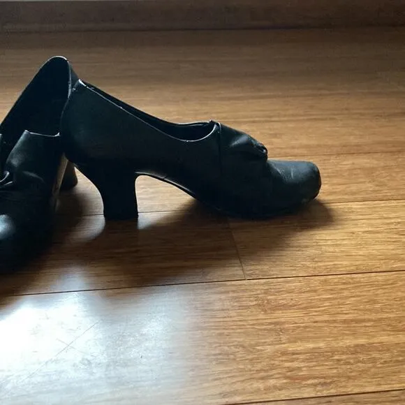 Hotter Shoes Black Leather Retro Inspired Pumps, Size 6.5