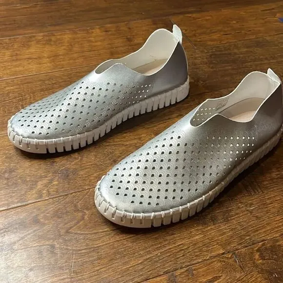 ILSE JACOBSEN TULIP SLIP-ON FLATS - METALLIC Silver, size 10.5-11!