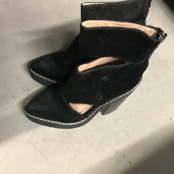 Jeffrey campbell feria 7 fits like 7.5
