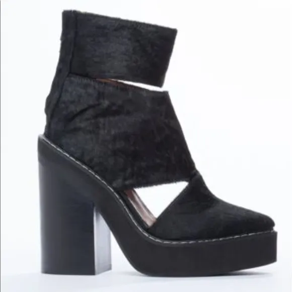 Jeffrey campbell feria 7 fits like 7.5