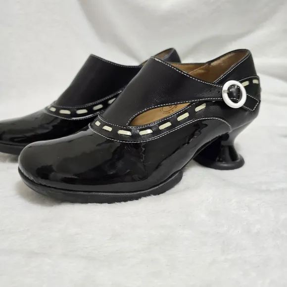 JOHN FLUEVOG Enneagram Achiever Buckled Black Leather Pumps Womens Sz 6 …