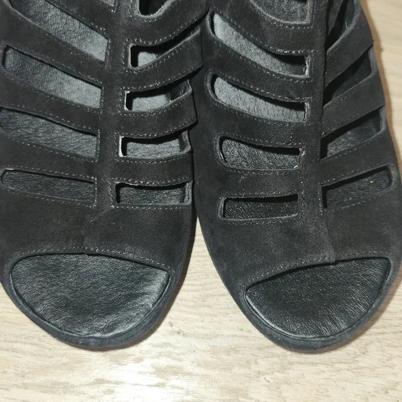 Johnston &amp; Murphy Tess Black Wedge Peep Toe Sandals Leather Cut Out Size 9