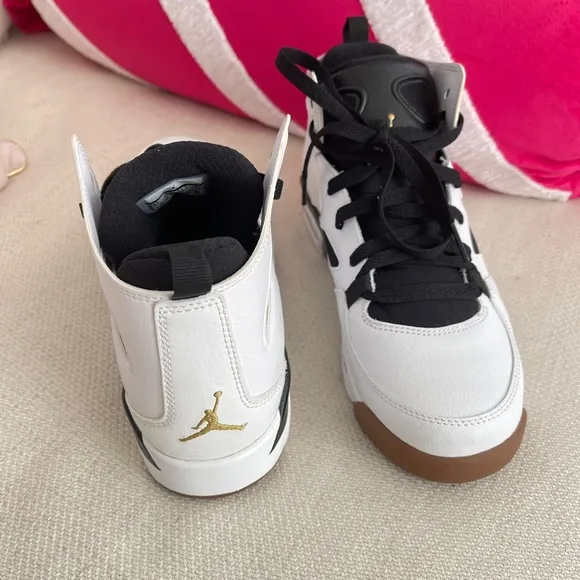 👟Jordan boys shoes New size6Y white and black