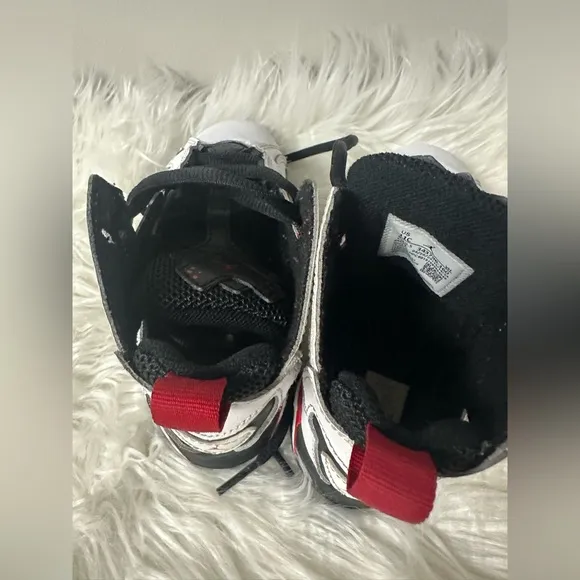 Jordan True Flight Kid's Basketball Shoes Size 11 C Preschool White/Black/Red🎒