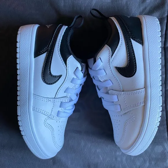 Kids Jordan 1 Low ALT shoes