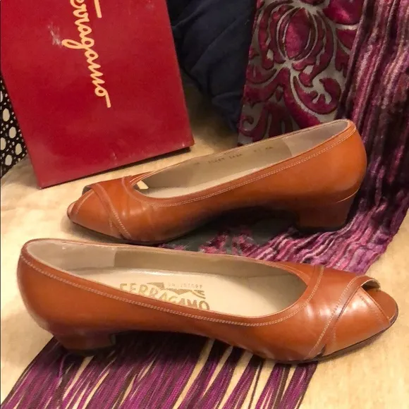 LAST CHANCE Salvatore Ferragamo Vintage Tan Leather Pumps