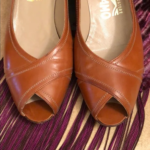 LAST CHANCE Salvatore Ferragamo Vintage Tan Leather Pumps