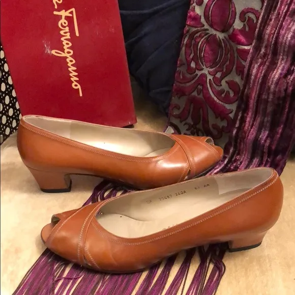 LAST CHANCE Salvatore Ferragamo Vintage Tan Leather Pumps