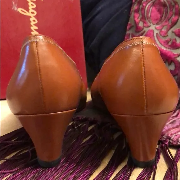 LAST CHANCE Salvatore Ferragamo Vintage Tan Leather Pumps
