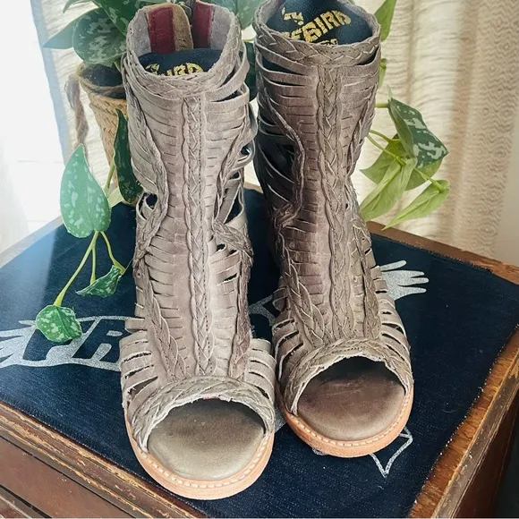 LIKE NEW!!  FREEBIRD BY STEVEN Bela Stone Braided Snakeskin Leather Sandals 9